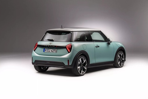 MINI Cooper đời mới chính thức ra mắt bản chạy xăng, nhìn giống hệt xe điện- Ảnh 2. Đuôi xe vẫn sở hữu đèn hậu tạo hình thành cơ Anh Quốc - Ảnh: MINI