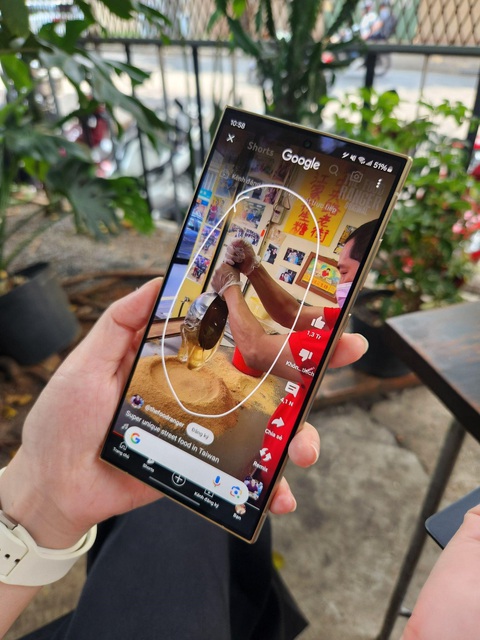 Ứng cử viên cho vị trí ‘smartphone của năm’ xuất hiện- Ảnh 3. Khoanh tròn vào chiếc clip ẩm thực là có thể tìm được ngay đây là đặc sản gì, địa chỉ nơi bán.