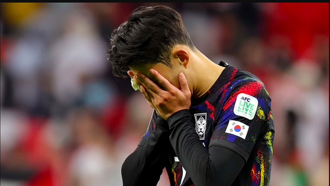 Đội trưởng 'khóc nhè' và sự yếu bóng vía của Hàn Quốc- Ảnh 1. Son Heung Min khóc khi tuyển Hàn Quốc bị Jordan loại khỏi Asian Cup 2023 - Ảnh: REUTERS
