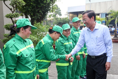 '32 năm, tôi chưa từng được đón giao thừa cùng mẹ'- Ảnh 3. Chủ tịch UBND TP.HCM Phan Văn Mãi động viên các nữ nhân viên - Ảnh: THẢO LÊ