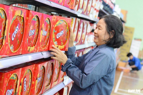 Cô Phạm Thị Trọng Đại, công nhân vê sinh làm việc tại công ty ở quận 1 vui mừng mua bánh, kẹo, gạo, nước…với giá 0 dồng - Ảnh: HẢI QUỲNH Cô Phạm Thị Trọng Đại, công nhân vệ sinh làm việc tại công ty ở quận 1, vui mừng mua bánh, kẹo, gạo… với giá 0 dồng - Ảnh: HẢI QUỲNH