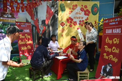 Tết ấm áp với người nghèo- Ảnh 8. Những món quà tinh thần của ông đồ Xuân Nghiêm ở quận 12: viết thư pháp chúc Tết miễn phí cho người nghèo