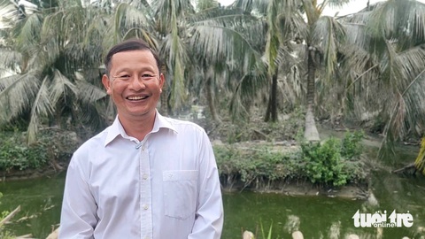Hai vợ chồng nhường vườn dừa cho 10.000 con cò- Ảnh 1. Ông Danh Tính tại khu vườn dừa mà vợ chồng ông nhường cho đàn chim trời trú ngụ và sinh sản - Ảnh: NGỌC KHẢI