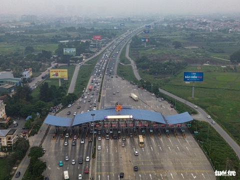 Người dân rời Hà Nội về quê nghỉ Tết, ùn tắc ở các cửa ngõ, mưa rét gây thêm khó khăn- Ảnh 6. Đoạn ùn tắc tại cửa ngõ phía nam thành phố kéo dài tới khu vực trạm thu phí tại huyện Thanh Trì - Ảnh: HỒNG QUANG