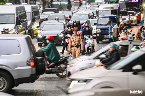 Người dân rời Hà Nội về quê nghỉ Tết, ùn tắc ở các cửa ngõ, mưa rét gây thêm khó khăn- Ảnh 11. Cảnh sát giao thông được huy động tối đa để phân luồng, xử lý sự cố trong những ngày này - Ảnh: HỒNG QUANG