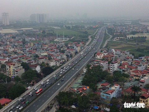 Người dân rời Hà Nội về quê nghỉ Tết, ùn tắc ở các cửa ngõ, mưa rét gây thêm khó khăn- Ảnh 12. Về chiều tối, lượng xe cộ đổ về các cửa ngõ Hà Nội càng đông đúc - Ảnh: HỒNG QUANG