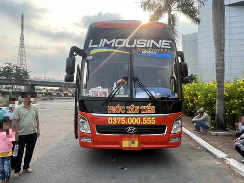 Đi xe giường nằm nhưng khách phải ngồi tựa vào nhau ở lối đi- Ảnh 1. Xe khách nhồi nhét hành khách bị lập biên bản - Ảnh: PC08