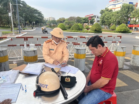 Đi xe giường nằm nhưng khách phải ngồi tựa vào nhau ở lối đi- Ảnh 2. Tài xế xe giường nằm bị lập biên bản - Ảnh: PC08