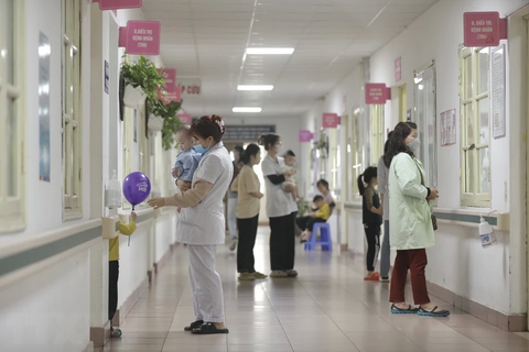 Tại Khoa Nhi và đơn nguyên Sơ sinh, Bệnh viện Thanh Nhàn, những ngày gần đây, Khoa đã tiếp nhận nhiều trẻ bị viêm phổi, viêm phế quản; đa số là trẻ nhỏ. (Ảnh: Minh Quyết/TTXVN) Tại khoa nhi và đơn nguyên sơ sinh Bệnh viện Thanh Nhàn, những ngày gần đây tiếp nhận nhiều trẻ bị viêm phổi, viêm phế quản, đa số là trẻ nhỏ - Ảnh: TTXVN