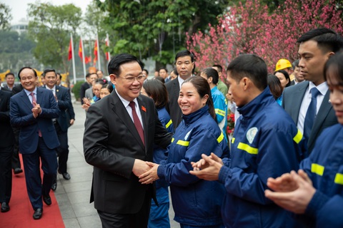 Chủ tịch Quốc hội: Hoàn thiện thể chế phát triển Hà Nội toàn diện, đồng bộ- Ảnh 4. Chủ tịch Quốc hội Vương Đình Huệ thăm hỏi, tặng quà công nhân lao động Hà Nội - Ảnh: GIA HÂN