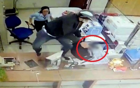 Truy bắt kẻ nổ súng cướp ngân hàng tại Lâm Đồng- Ảnh 1. Hình ảnh tên cướp do camera ghi lại