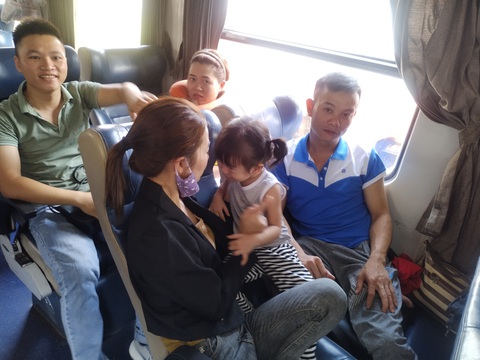 Ngày cao điểm, hành khách bất ngờ với tàu Tết- Ảnh 2. Chọn mua ghế ngồi mềm điều hòa cho đỡ chi phí, gia đình chị Liên và em gái 5 năm rồi mới lại được háo hức về quê đón Tết - Ảnh: CÔNG DŨNG