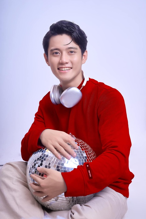 Đình Khang Đình Khang rạng rỡ đón tuổi mới