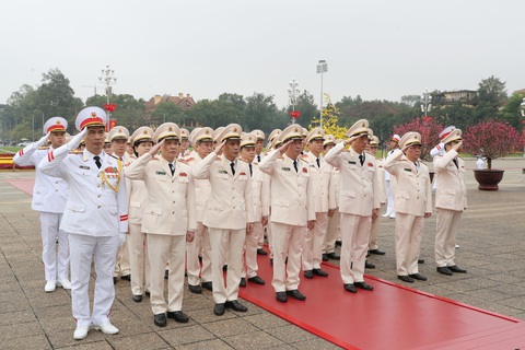 Lãnh đạo Đảng, Nhà nước vào lăng viếng Bác Hồ nhân dịp Tết Nguyên đán- Ảnh 4. Đảng ủy Công an Trung ương - Bộ Công an đến đặt vòng hoa và vào lăng viếng Chủ tịch Hồ Chí Minh - Ảnh: GIA HÂN