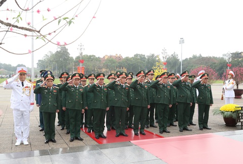 Lãnh đạo Đảng, Nhà nước vào lăng viếng Bác Hồ nhân dịp Tết Nguyên đán- Ảnh 3. Đoàn Quân ủy Trung ương - Bộ Quốc phòng viếng lăng Chủ tịch Hồ Chí Minh - Ảnh: GIA HÂN