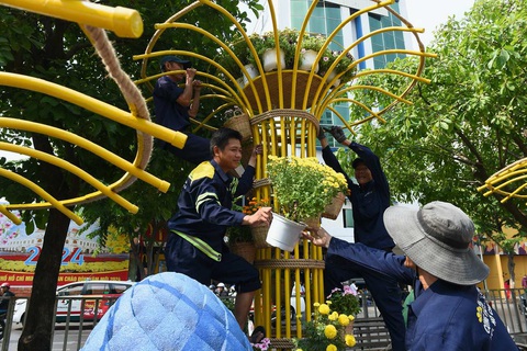 Công nhân lắp đặt bồn hoa cuối cùng chuẩn bị sẵn sàng cho lễ khai mạc Công nhân lắp đặt bồn hoa cuối cùng chuẩn bị sẵn sàng cho lễ khai mạc