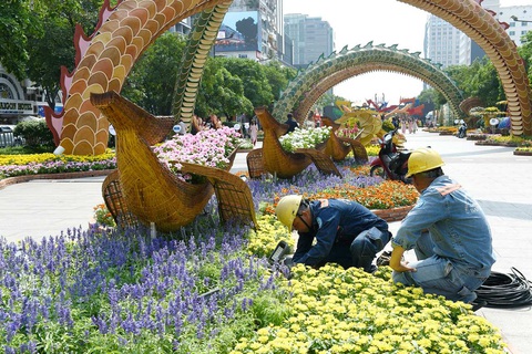Công nhân chiếu sáng hiệu chỉnh đèn chiếu sáng nghệ thuật Công nhân chiếu sáng hiệu chỉnh đèn chiếu sáng nghệ thuật