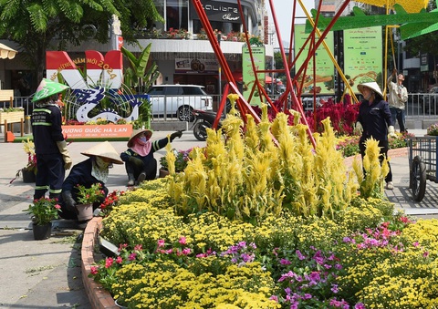 Công nhân cắt tỉa hoàn thành tiểu cảnh Công nhân cắt tỉa hoàn thành tiểu cảnh