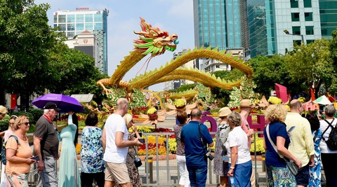 Khách du lịch và người dân háo hức ngắm nhnf rồng bay từ bên ngoài hàng rào trước giờ mở cửa Khách du lịch và người dân háo hức ngắm rồng bay trước giờ đường hoa mở cửa