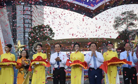 Cắt băng khánh thành Lễ hội Đường sách Tết 2024 - Ảnh: TỰ TRUNG Cắt băng khánh thành Lễ hội Đường sách Tết 2024 - Ảnh: TỰ TRUNG