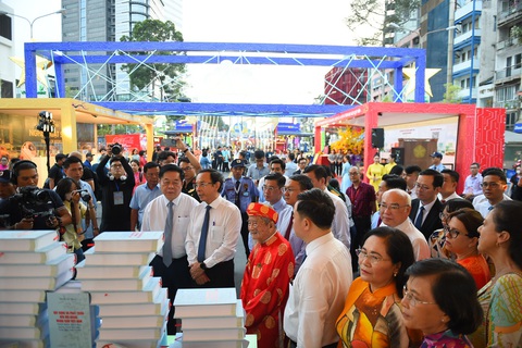 Các đại biểu tham quan các gian hàng tại Lễ hội Đường sách tết 2024 - Ảnh: TỰ TRUNG Các đại biểu tham quan các gian hàng tại Lễ hội Đường sách Tết 2024 - Ảnh: TỰ TRUNG