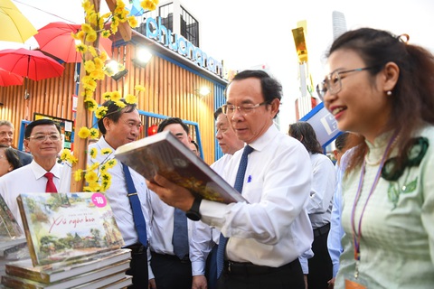 Các đại biểu tham quan các gian hàng sách tại Lễ hội Đường sách Tết 2024 - Ảnh: TỰ TRUNG Các đại biểu tham quan các gian hàng sách tại Lễ hội Đường sách Tết 2024 - Ảnh: TỰ TRUNG