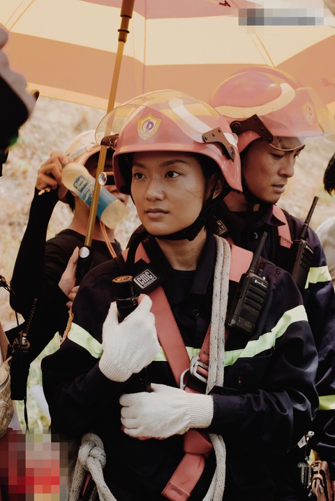 Lộ hậu trường cháy nổ hoành tráng phim về lính cứu hỏa, cứu nạn- Ảnh 5. Hồ Thu Anh nỗ lực có vai diễn đột phá trong tạo hình nữ lính cứu hỏa dũng cảm