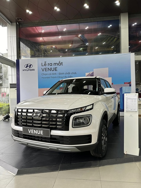 Tin tức giá xe: Hyundai Venue dọn kho đón Tết, bản đặc biệt chỉ còn 558 triệu đồng tại đại lý- Ảnh 3. Hyundai Venue dùng chung khung gầm với Kia Sonet, có kích thước dài x rộng x cao lần lượt là 3.995 x 1.770 x 1.645 (mm), chiều dài cơ sở là 2.500 mm. So với Raize và Sonet, chiều dài của Venue ngắn hơn lần lượt là 35mm và 125mm. Khoảng sáng gầm 195mm. Cả hai phiên bản của Venue đều sử dụng bộ mâm 16inch với lốp 215/60R16 - Ảnh: Đại lý Hyundai/Facebook