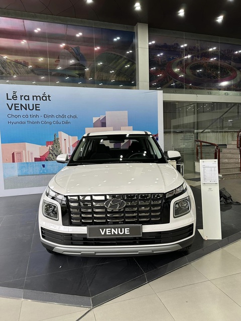 Tin tức giá xe: Hyundai Venue dọn kho đón Tết, bản đặc biệt chỉ còn 558 triệu đồng tại đại lý- Ảnh 5. Cả hai phiên bản của Hyundai Venue tại Việt Nam sử dụng động cơ xăng tăng áp 1.0L, 3 xy-lanh, sản sinh công suất 118 mã lực và mô-men xoắn 172Nm. Thông số này đưa Venue trở thành xe mạnh nhất trong phân khúc, khi Raize chỉ có công suất 98 mã lực và Sonet 113 mã lực - Ảnh: Đại lý Hyundai/Facebook