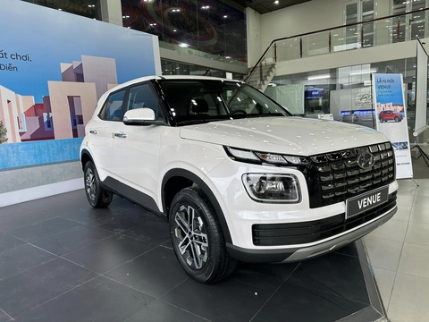 Tin tức giá xe: Hyundai Venue dọn kho đón Tết, bản đặc biệt chỉ còn 558 triệu đồng tại đại lý- Ảnh 2. Mẫu SUV hạng A này được ví như Palisade thu nhỏ khi sở hữu thiết kế ấn tượng với lưới tản nhiệt kích cỡ lớn dạng thác nước, kết hợp với đèn xi nhan hai bên. Cụm đèn chiếu sáng Projector LED tách cụm đặt thấp kết hợp đèn định vị ban ngày LED bao quanh - Ảnh: Đại lý Hyundai/Facebook