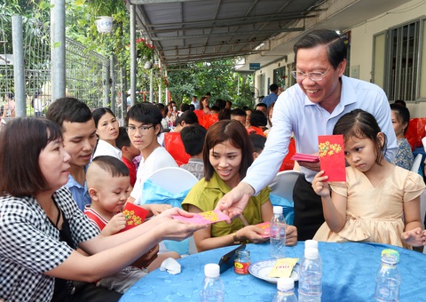 Chủ tịch Phan Văn Mãi thăm công nhân không có điều kiện về quê đón Tết- Ảnh 1. Chủ tịch UBND TP.HCM Phan Văn Mãi tặng lì xì cho công nhân và con em - Ảnh: THẢO LÊ