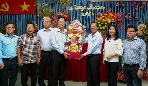 '32 năm, tôi chưa từng được đón giao thừa cùng mẹ'- Ảnh 1. Chủ tịch UBND TP.HCM Phan Văn Mãi chúc Tết cán bộ, nhân viên vệ sinh tại trạm trung chuyển rác của Công ty TNHH MTV Môi trường đô thị TP - Ảnh: THẢO LÊ