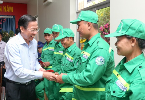 '32 năm, tôi chưa từng được đón giao thừa cùng mẹ'- Ảnh 2. Chủ tịch UBND TP.HCM Phan Văn Mãi thăm hỏi, lì xì động viên anh Lưu Tiến Phát - Ảnh: THẢO LÊ