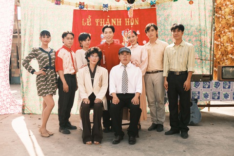Đức Phúc (áo đỏ) tái hiện đám cưới thập niên 1990 - Ảnh: NVCC Đức Phúc (áo đỏ) tái hiện đám cưới những năm 1990 - Ảnh: NVCC