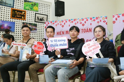 Nhiều bạn trẻ tham gia hiến máu tình nguyện tại Viện Huyết học - Truyền máu trung ương ngày cuối năm - Ảnh: BVCC Nhiều bạn trẻ tham gia hiến máu tình nguyện tại Viện Huyết học - Truyền máu trung ương ngày cuối năm - Ảnh: BVCC