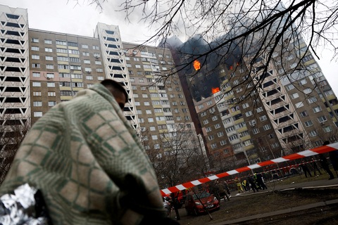 Một tòa nhà cháy rụi nhiều tầng ở Kiev, Ukraine, ngày 7-2 - Ảnh: REUTERS Một tòa nhà cháy rụi nhiều tầng ở Kiev, Ukraine, ngày 7-2 - Ảnh: REUTERS