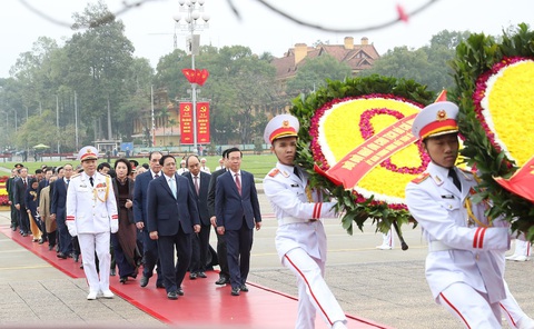 Lãnh đạo Đảng, Nhà nước vào lăng viếng Bác Hồ nhân dịp Tết Nguyên đán- Ảnh 2. Các lãnh đạo, nguyên lãnh đạo Đảng, Nhà nước đặt vòng hoa và vào lăng viếng Chủ tịch Hồ Chí Minh - Ảnh: GIA HÂN