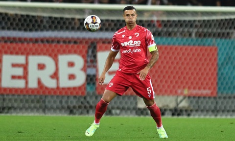 Trung vệ Lucas Alves de Araujo trong màu áo CLB Dinamo Bucharest ở mùa giải 2023 - 2024 - Ảnh: iamsport Trung vệ Lucas Alves de Araujo trong màu áo CLB Dinamo Bucharest ở mùa giải 2023 - 2024 - Ảnh: iamsport