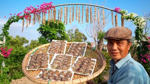 Làm tôm lụi ở vựa tôm lớn nhất nước để thết đãi bạn bè ngày Tết- Ảnh 4. Tôm sẽ được cho vào các khay và hút chân không. Mỗi ký bán ra thị trường với giá hơn 1 triệu đồng - Ảnh: THANH HUYỀN