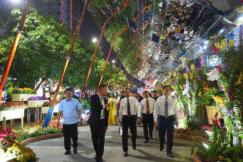 Người dân 'săn rồng' trên đường hoa Nguyễn Huệ 2024- Ảnh 2. Đoàn lãnh đạo dự lễ khai mạc và tham quan đường hoa Nguyễn Huệ tối 28 tháng chạp.