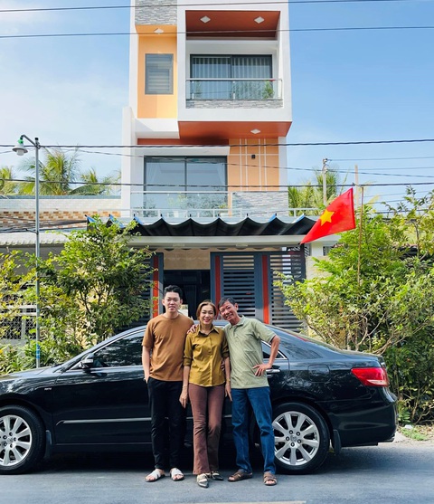 Huỳnh Như, 3 năm rồi không ăn Tết ở Việt Nam- Ảnh 2. Thành quả lớn nhất của Huỳnh Như trong năm 2023 là xây nhà và mua xe hơi tặng ba mẹ - Ảnh: NVCC