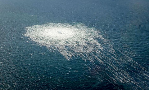 Rò rỉ đường ống Nord Stream 2 nhìn từ chiến đấu cơ F-16 của Đan Mạch, ngoài khơi biển Baltic, ngày 27-9-2022 - Ảnh: AFP Rò rỉ đường ống Nord Stream 2 nhìn từ chiến đấu cơ F-16 của Đan Mạch, ngoài khơi biển Baltic, ngày 27-9-2022 - Ảnh: AFP