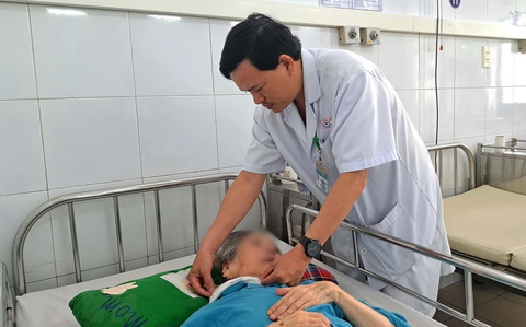 Bác sỹ thăm khám cho bệnh nhân sau khi phẫu thuật. (Ảnh: TTXVN phát) Bác sĩ thăm khám cho bệnh nhân sau khi phẫu thuật - Ảnh: TTXVN phát