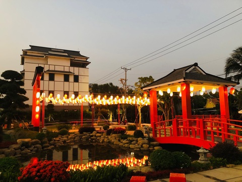 Người dân Đức Hòa tưng bừng đón Tết trên đại lộ phố trung tâm- Ảnh 1. Góc Nhật Bản lung linh với vườn đèn lồng đậm chất phương Đông tại đại lộ phố Imperia Grand Plaza Đức Hòa