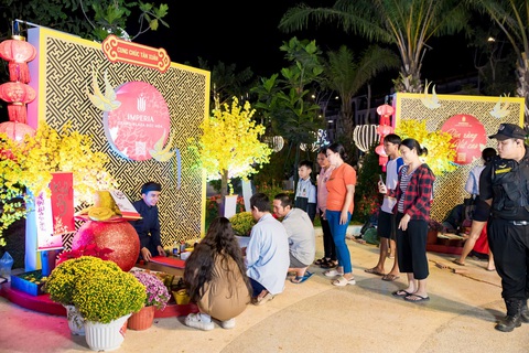 Người dân Đức Hòa tưng bừng đón Tết trên đại lộ phố trung tâm- Ảnh 3. Nhiều hoạt động hấp dẫn mừng xuân được tổ chức tại đại lộ phố 3-2 vào mỗi cuối tuần.