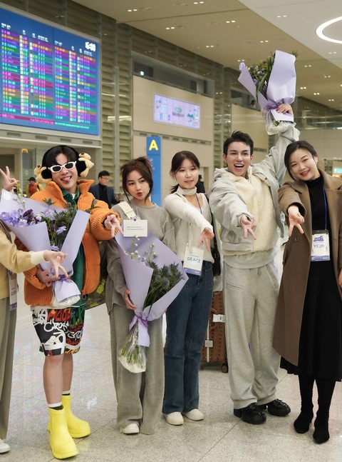 Cùng Dear, Klairs trải nghiệm thư giãn làn da và tâm trí tại Seoul- Ảnh 1. Các nhà sáng tạo nội dung đến từ Việt Nam được đại diện Klairs Seoul chào đón nồng nhiệt tại sân bay Incheon, Hàn Quốc