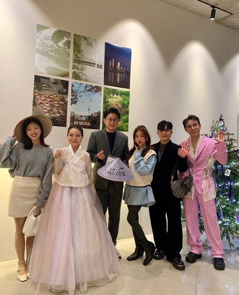 Cùng Dear, Klairs trải nghiệm thư giãn làn da và tâm trí tại Seoul- Ảnh 2. Các nhà sáng tạo nội dung chụp ảnh lưu niệm cùng Mr. Mark - giám đốc thương hiệu tại cửa hàng Flagship Dear, Klairs Seoul