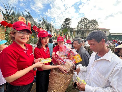 Vietlott sẻ chia niềm vui Tết đến người dân có hoàn cảnh khó khăn- Ảnh 4. Vietlott sẻ chia niềm vui Tết đến người dân có hoàn cảnh khó khăn- Ảnh 4.