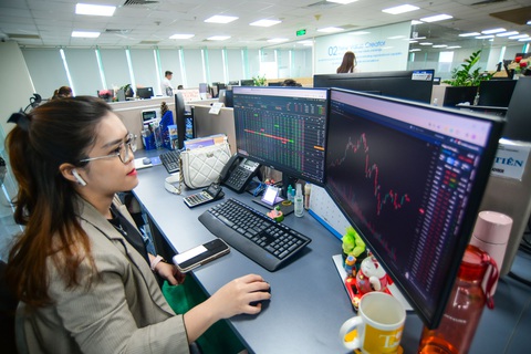VN-Index suýt cán mốc 1.200, Tết này nhà đầu tư chứng khoán nào có ‘bánh chưng nhân thịt’?- Ảnh 1. Thị trường chứng khoán ngập sắc xanh trước kỳ nghỉ dài - Ảnh: QUANG ĐỊNH