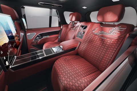 Range Rover bản Rồng Tết Giáp Thìn: Chỉ có 8 chiếc trên toàn cầu- Ảnh 7. Kevin Sloane, CEO kiêm chủ tịch của Overfinch, cho biết: "2024 là năm Rồng, do đó, chúng tôi muốn thể hiện sự sáng tạo không giới hạn và thể hiện sự kính trọng với biểu tượng của văn hóa Á Đông. Những điều này đã được truyền tải vào trong thiết kế độc đáo dành cho chiếc xe"
